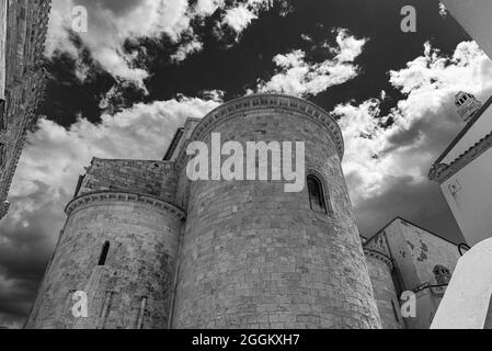 Di notevole interesse architettonico è la cattedrale pugliese in stile romanico dove si trovano i corpi dei santi patroni della città, basso e Timoteo Foto Stock