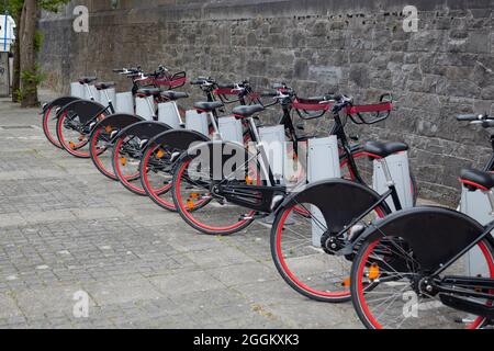 Noleggio biciclette in piedi l'una accanto all'altra Foto Stock