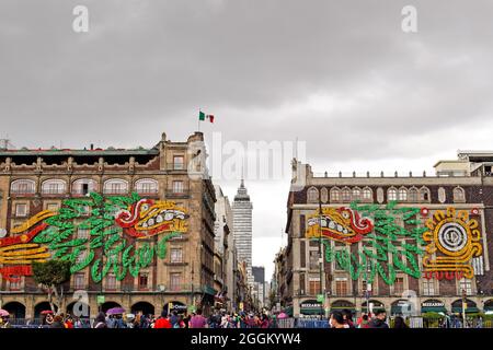 Il primo modello monumentale del Templo Mayor di México-Tenochtitlan è stato montato nel zócalo come parte delle commemorazioni dei '500 anni di resistenza indigena', il governo di Città del Messico, 'Huey-Teocalli' questo modello include la proiezione di un video-apping. È la prima riproduzione del Templo Mayor ispirata alle scoperte dell'Istituto Nazionale di Antropologia e Storia (INAH). Il lavoro è stato costruito in una proporzione del 35% delle dimensioni originali con 16 metri di altezza, 25.81 metri di fronte e 27.17 metri di profondità. Il Templo Mayor prende il nome dal Foto Stock