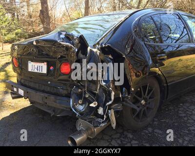 Auto nera con danni alla parte posteriore in caso di incidente (collisione posteriore) - USA Foto Stock