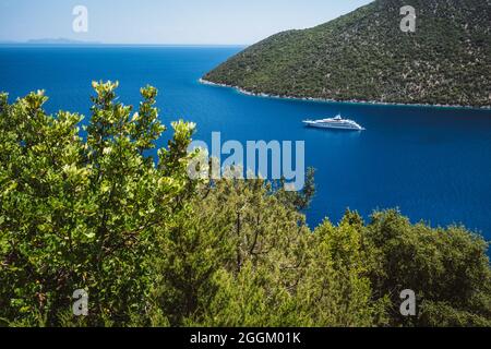 Barca nella baia di Antisamos spiaggia sull'isola di Cefalonia, Ionio in estate, Grecia, Foto Stock