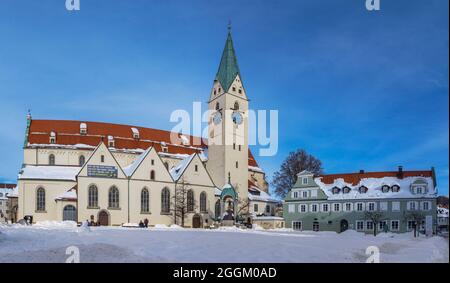 Chiesa di San Mang a St Mang Platz in inverno, Kempten, Allgäu, alta Svevia, Svevia, Baviera, Germania, Europa Foto Stock