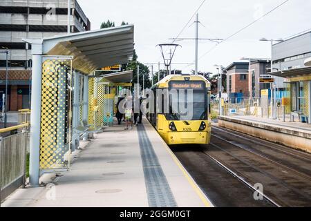 Metrolink Manchester Yellow Tram come parte del trasporto per Greater Manchester alla stazione di Wythenshawe Foto Stock