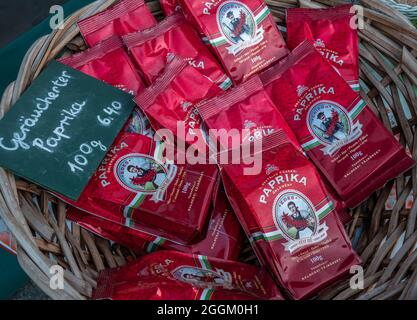 Stand con i peperoni ungheresi sul Viktualienmarkt a Monaco, Baviera, Germania, Europa Foto Stock