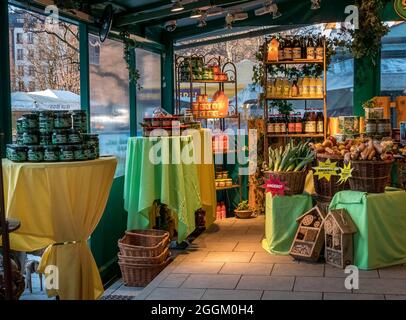 Stand con prelibatezze sul Viktualienmarkt a Monaco, Baviera, Germania, Europa Foto Stock