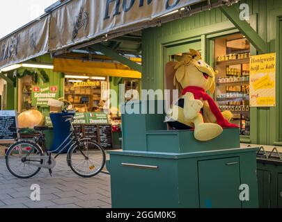 Stand con miele sul Viktualienmarkt a Monaco, Baviera, Germania, Europa Foto Stock