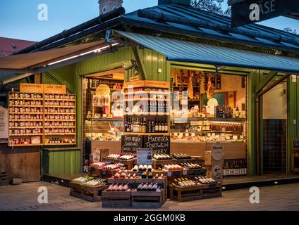 Stand con prelibatezze sul Viktualienmarkt a Monaco, Baviera, Germania, Europa Foto Stock