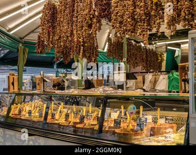 Stand con prelibatezze sul Viktualienmarkt a Monaco, Baviera, Germania, Europa Foto Stock