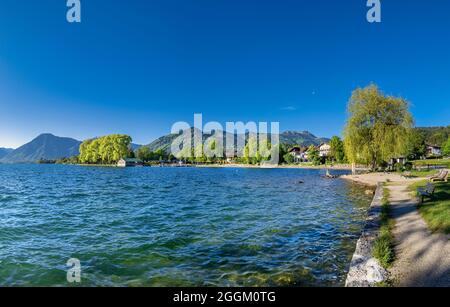 Passeggiata sul lago di Bad Wiessee, Tegernsee, alta Baviera, Baviera, Germania, Europa Foto Stock