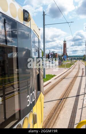 Metrolink Manchester Yellow Tram come parte del trasporto per Greater Manchester che collega la città e le aree urbane circostanti Foto Stock