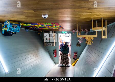 Capovolto allestimento interno della casa per fornire illusione ottica per gli spettatori a pensare che la casa agisce contro la gravità Foto Stock