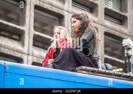 LONDRA, INGHILTERRA- 30 agosto 2021: I manifestanti di estinzione della ribellione "bloccati" sul tetto di un camion durante una protesta a Londra Foto Stock