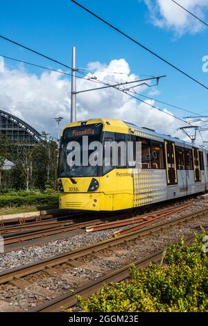 Tram Metrolink Manchester come parte del trasporto per Greater Manchester che collega la città e le aree urbane circostanti Foto Stock