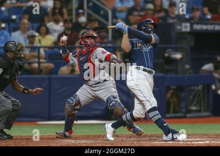 San Pietroburgo, Florida. USA; Boston Red Sox catcher Christian Vazquez (7) si getta al secondo durante una partita di baseball della Major League contro il Boston Re Foto Stock