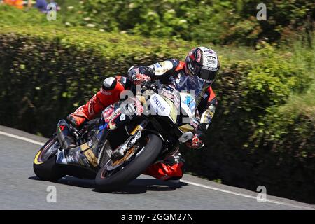 Peter Hickman si avvicina all'angolo di Gooseneck durante la gara 2019 dell'Isola di Man Supersport TT nell'Isola di Man sul Triumph 675cc Foto Stock