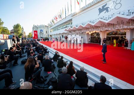 Atmosfera alla prima di 'Madres Paralelas' durante il 78° Festival del Cinema di Venezia al Palazzo del Casino sul Lido di Venezia, Italia, il 01 settembre 2021. Foto Stock