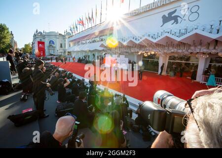 Atmosfera alla prima di 'Madres Paralelas' durante il 78° Festival del Cinema di Venezia al Palazzo del Casino sul Lido di Venezia, Italia, il 01 settembre 2021. Foto Stock