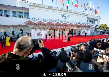 Atmosfera alla prima di 'Madres Paralelas' durante il 78° Festival del Cinema di Venezia al Palazzo del Casino sul Lido di Venezia, Italia, il 01 settembre 2021. Foto Stock