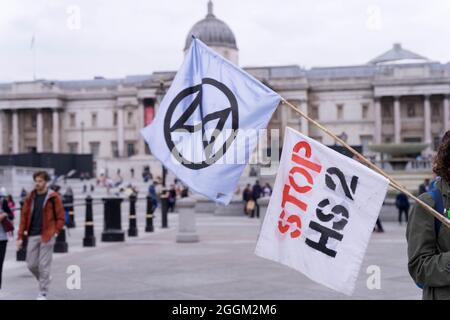 Gli attivisti della ribellione di estinzione (XR), sotto l'impossibile ribellione, si riuniscono a Trafalgar Square protestando contro il suo cambiamento climatico Londra Inghilterra Regno Unito Foto Stock