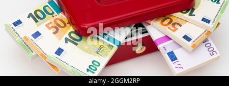 Cassetta di denaro con banconote in euro Foto Stock