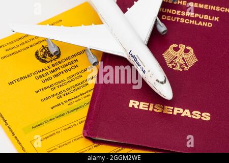 Libertà di viaggio con certificato di vaccinazione e passaporto Foto Stock