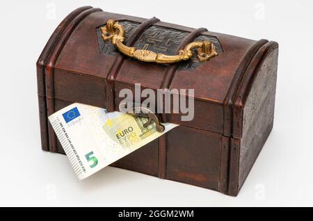 Cassa del tesoro e cassa in legno con banconote in euro Foto Stock
