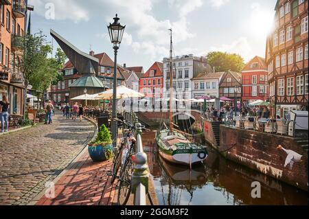 Città anseatica di Stade, città vecchia sulla Schwinge, porto anseatico, mercato del pesce, museo barca Willi, storico gru a pedale, passeggiando Foto Stock