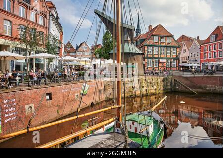 Città anseatica di Stade, città vecchia sulla Schwinge, porto anseatico, mercato del pesce, museo barca Willi, storico Stade gru a pedale, banchina con caffè di strada Foto Stock