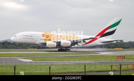 Emirates Airbus A380 (A6-EOU Orange EXPO Opportunity livrea) al primo arrivo da qualche tempo all'Aeroporto di Manchester. Preso il 1 settembre 2021. Foto Stock