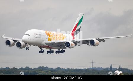 Emirates Airbus A380 (A6-EOU Orange EXPO Opportunity livrea) al primo arrivo da qualche tempo all'Aeroporto di Manchester. Preso il 1 settembre 2021. Foto Stock