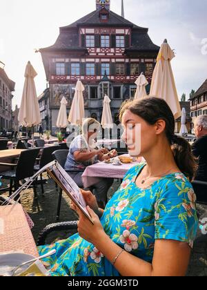 Sidewalk cafe, municipio, donna, casa, Stein am Rhein, Reno, città, Svizzera Foto Stock