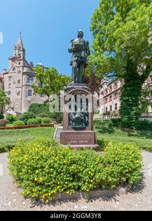 Germania, Baden-Wuerttemberg, Sigmaringen, Principe Karl Anton von Hohenzollern-Sigmaringen, 1811-1885, monumento su Karl-Anton-Platz su Fürst-Wilhelm-Strasse. Foto Stock