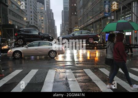 New York, Stati Uniti. 1 settembre 2021. (NUOVO) Heavy Rainfall colpisce New York City mentre l'orologio flash per alluvioni rimane in vigore. 1 settembre 2021, New York, USA: I newyorkesi si trovano di fronte a forti piogge, come flash flood watch rimane in vigore anche fino al giovedì pomeriggio. Questo è il risultato dei resti di Ida Hurricane che si muovono come un basso post-tropicale vicino Long Island a fine notte fino all'inizio di giovedì. durante questo periodo si prevede una pioggia da 3 a 6 pollici che causa anche un traffico intenso di veicoli. (Credit Image: © Niyi Fote/TheNEWS2 via ZUMA Press Wire) Foto Stock