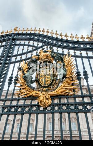 Gran Bretagna, Londra, Royal Coat of Arms sul cancello di Buckingham Palace Foto Stock