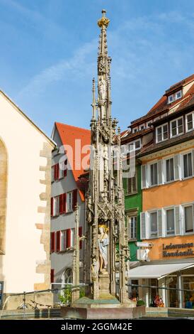 Germania, Baden-Wuerttemberg, Rottenburg, fontana del mercato del 1483, fontana di fronte alla cattedrale di Rottenburg di San Martino con la colonna della fontana gotica presumibilmente più bella della Germania sud-occidentale. Copia del 1911, l'originale del 1482/83 può essere visto nella Chiesa di San Moriz. Foto Stock