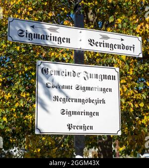 Germania, Baden-Wuerttemberg, Sigmaringen - Jungnau, segnaletica storica e segnaletica storica nel centro città. Foto Stock