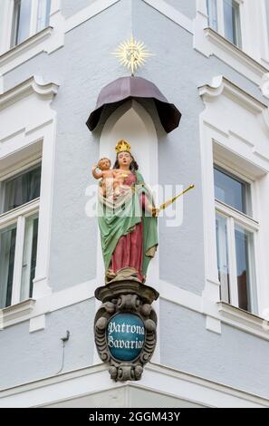 Germania, Baviera, Ingolstadt, Marienfigur, Patrona Bavariae, Il santo patrono della Baviera, Santa Vergine Maria con il bambino all'angolo di Theresienstrasse Goldknopfgasse. Foto Stock