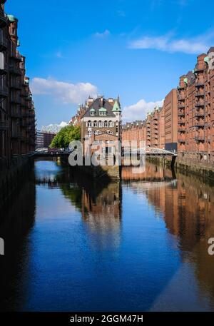 Amburgo, Germania - Castello ormeggiato nella Speicherstadt. Foto Stock