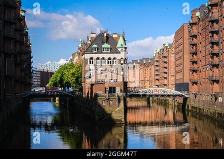 Amburgo, Germania - Castello ormeggiato nella Speicherstadt. Foto Stock