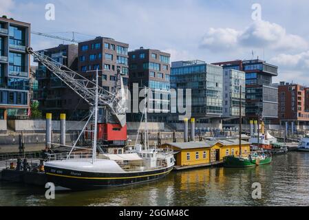 Amburgo, Germania - Hafencity, edifici residenziali moderni e uffici nel Sandtorhafen, nel porto tradizionale con gru portuale vecchia. Foto Stock