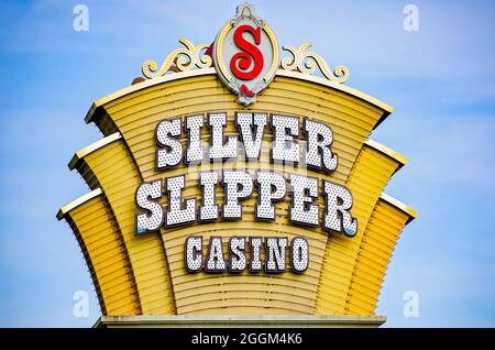 Il cartello Silver Slipper Casino Hotel è raffigurato, 30 agosto 2021, a Bay Saint Louis, Mississippi. Silver Slipper Casino è stato costruito nel 2006. Foto Stock