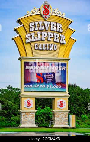 Il cartello Silver Slipper Casino Hotel è raffigurato, 30 agosto 2021, a Bay Saint Louis, Mississippi. Silver Slipper Casino è stato costruito nel 2006. Foto Stock