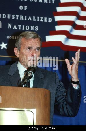 Houston Texas USA, luglio 1990: Il Segretario del Tesoro degli Stati Uniti Nicholas Brady parla ai leader mondiali al Summit economico delle Nazioni industrializzate di Houston. Il presidente George H. W. Bush ha ospitato l'evento, chiamato anche G7 Economic Summit. ©Bob Daemmrich Foto Stock