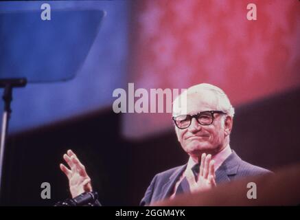 Dallas Texas USA, 1984: L'ex senatore dell'Arizona e 1964 il candidato presidenziale repubblicano Barry Goldwater parla alla Convention repubblicana del 1984. ©Bob Daemmrich Foto Stock