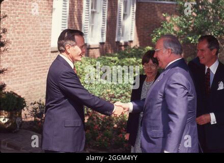 Houston, Texas USA, luglio 1990: Presidente George H.W. Bush, a sinistra, saluta il Cancelliere tedesco Helmut Kohl durante una conferenza stampa al Vertice economico delle Nazioni industrializzate di Houston. ©Bob Daemmrich Foto Stock