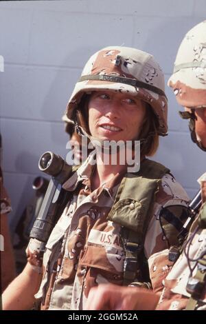 Fort Hood Texas USA, 1990: Soldato femminile dell'esercito degli Stati Uniti che indossa uniforme camouflage color deserto e che porta pistola e attrezzatura si prepara a bordo degli aerei sulla strada per servire nel conflitto del Medio Oriente. ©Bob Daemmrich Foto Stock