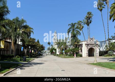 SAN DIEGO, CALIFORNIA - 25 AGO 2021: Guardando in basso El Prado verso il Museo di noi e la California Tower. Foto Stock