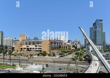 SAN DIEGO, CALIFORNIA - 25 AGO 2021: Petco Park, sede della squadra di baseball dei San Diego Padres dal Ponte pedonale. Foto Stock