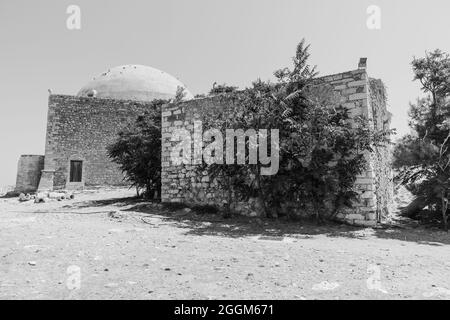 Foto in scala di grigi della moschea del Sultano Ibrahim nella fortezza di Rethymno a Creta, Grecia Foto Stock