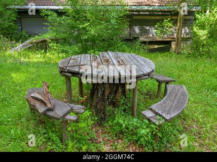 Luogo perduto, birreria all'aperto con aree salotto coperte di muschio, Gasthof Obermuehltal, Baviera, Germania, Europa Foto Stock